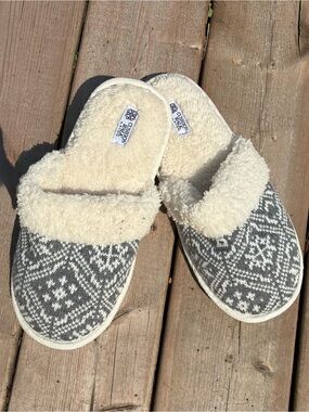 New Avon Cushion Walk Plush Lined Slippers - Cream & Gray